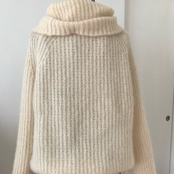 Ivory, lovely, French sweater. Perfect with jeans - Picture 2 of 4